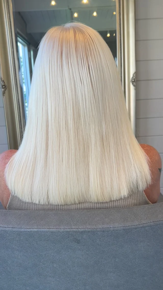 I absolutely loved doing this Camo-Tapes®️ install on my lovely friend @nitafluff 
We used 6 packs of 12” in #60A and #1001 for a beautiful platinum blonde 😍💋

#roxyhairextensions #hairextensions #tapes #tapeinextensions #tapeinhairextensions #beforeandafter #transformation #blonde #fyp