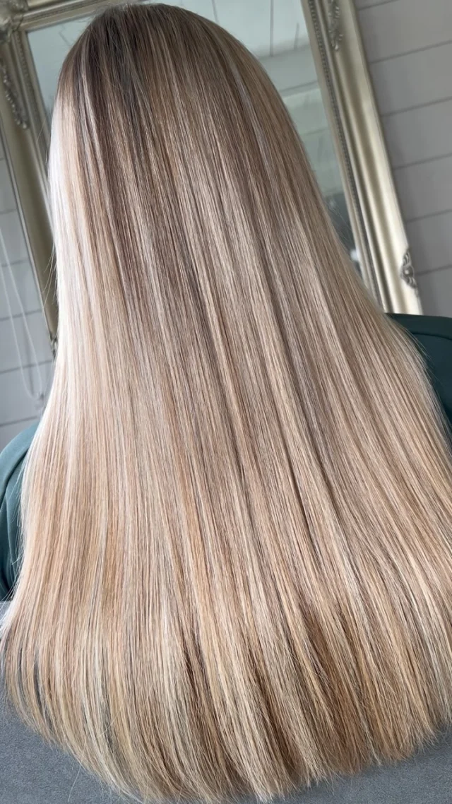 Just 5 packs of our stick tips using our tiny copper tubes for a little extra length and thickness 💋
£300 includes fitting.
We only use the finest quality cuticle Remy hair in double drawn, contact us for a Trade account! 

#roxyhairextensions #coppertubes #sticktips #hairextensions #essex #essexhair #essexhairextensions #remyhair #doubledrawn #hair #blonde
